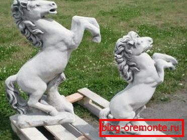 Amaterska fotografija dokončanih kipov v obliki konjev, ki so izdelani iz betona Amaterska fotografija dokončanih kipov v obliki konjev, ki so izdelani iz betona