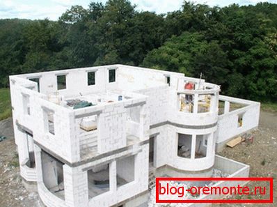 Amaterska fotografija gradnje hiše z uporabo gaziranih betonskih blokov kot glavnega materiala Amaterska fotografija gradnje hiše z uporabo gaziranih betonskih blokov kot glavnega materiala