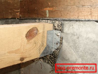 Amaterska fotografija, ki prikazuje načelo pritrditve materiala na betonsko steno s posebnim povezovalnim elementom Amaterska fotografija, ki prikazuje načelo pritrditve materiala na betonsko steno s posebnim povezovalnim elementom