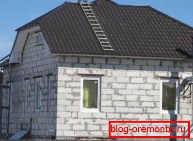 Amaterska fotografija stavbe betonskega betona, ki kaže, da potrebuje dodatno dekoracijo, ki jo je treba upoštevati pri projektu
