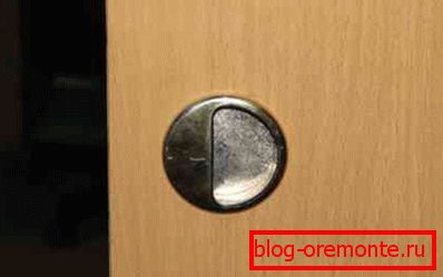 Klasična vratna ročica na drsnih notranjih vratih. notranji drsni mehanizem