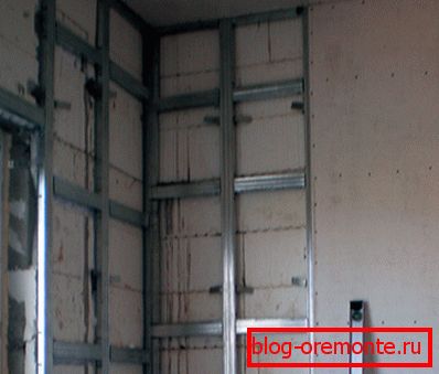 Kovinski okvir za mavec, nameščen na beton Kovinski okvir za mavec, nameščen na beton