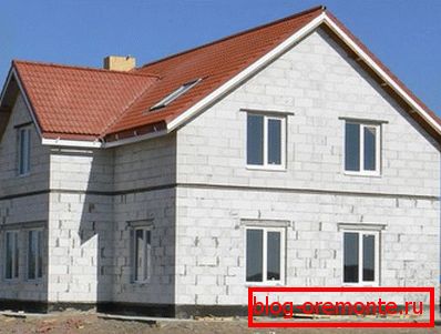 Med prvim in drugim nadstropjem mora biti pas z membrano