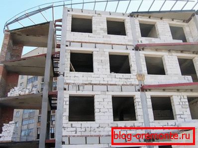 Visoki bloka celičnih blokov Visoki bloka celičnih blokov