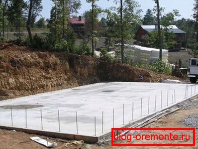 Monolitna armiranobetonska plošča Monolitna armiranobetonska plošča