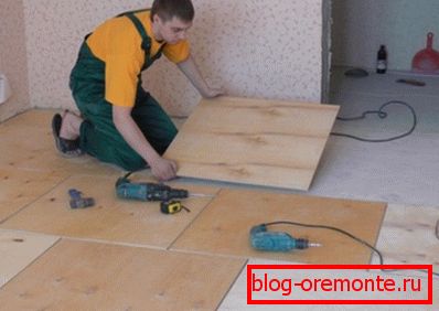 Montaža vezanega lesa v stanovanjskem območju Montaža vezanega lesa v stanovanjskem območju