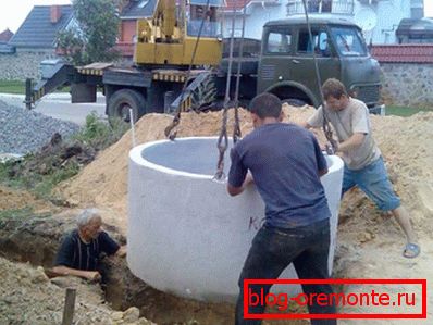 Vgradnja vodnjaka iz armiranobetonskih obročev je razmeroma preprosta Vgradnja vodnjaka iz armiranobetonskih obročev je razmeroma preprosta