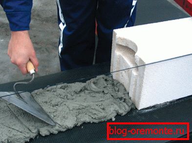 Namestitev spodnje vrste blokov celičnega betona Namestitev spodnje vrste blokov celičnega betona