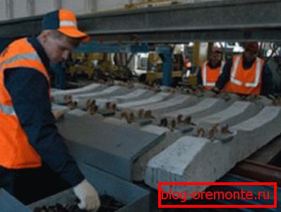 Montaža tirnic in betona pred polaganjem na nasipu Montaža tirnic in betona pred polaganjem na nasipu