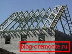 V hišah iz takšnega materiala se lahko ustvari močna ali težka strešna kritina le, če nimajo več kot enega nadstropja, čeprav se to šteje za previsoko. V hišah iz takšnega materiala se lahko ustvari močna ali težka strešna kritina le, če nimajo več kot enega nadstropja, čeprav se to šteje za previsoko.
