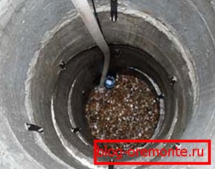 Na dnu nalijemo plast peska in ruševin. Na dnu nalijemo plast peska in ruševin.