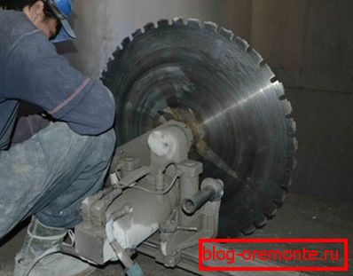 Na fotografiji - diamantna žaga na betonu. Na fotografiji - diamantna žaga na betonu.