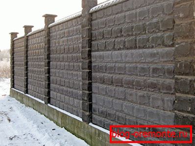 V betonskem ograju foto blok V betonskem ograju foto blok