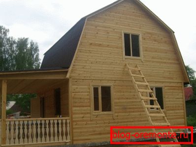 Na fotografiji - hiša iz bara s podstrešjem 6 * 8 Na fotografiji - hiša iz bara s podstrešjem 6 * 8