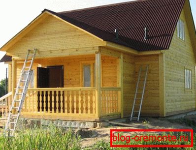 Na fotografiji - hiša s podstrešjem iz bar 9x9 Na fotografiji - hiša s podstrešjem iz bar 9x9