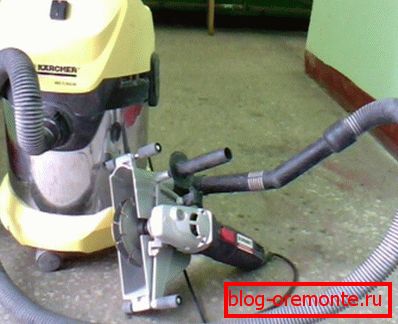 Fotografija prikazuje električno orodje v povezavi s industrijskim sesalnikom.
