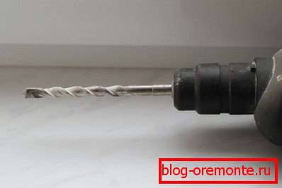 Na fotografiji - orodje s svedrom v Na fotografiji - orodje s svedrom v
