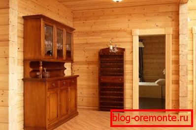 Fotografija prikazuje notranjost hlodovine. Fotografija prikazuje notranjost hlodovine.