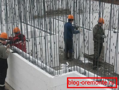 Na fotografiji - okvir armiranega betonskega zidu s stalnim oplaščenjem. Na fotografiji - okvir armiranega betonskega zidu s stalnim oplaščenjem.