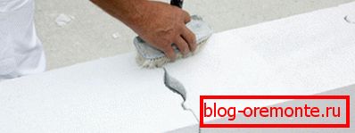Na fotografiji - polaganje celičnih blokov Na fotografiji - polaganje celičnih blokov