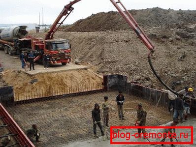 Na fotografiji - obsežno betoniranje v industrijski gradnji. Na fotografiji - obsežno betoniranje v industrijski gradnji.