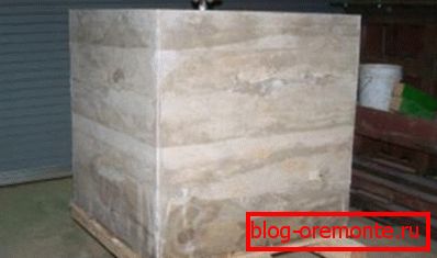 Na fotografiji je kocka iz betona iz cementa. Na fotografiji je kocka iz betona iz cementa.