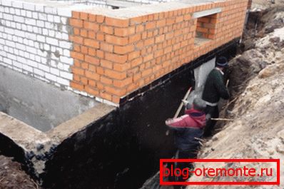 Na fotografski obdelavi temeljev z bitumensko mastiko Na fotografski obdelavi temeljev z bitumensko mastiko
