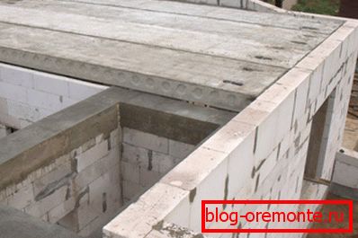 Na fotografiji - postopek za polaganje armiranih betonskih plošč Na fotografiji - postopek za polaganje armiranih betonskih plošč