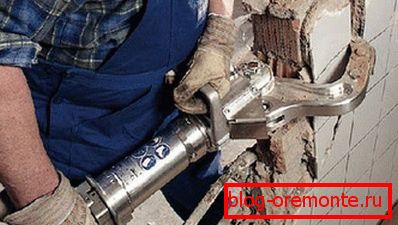 Na fotografiji - uporaba elektro-hidravlične opreme za lomne predelne stene Na fotografiji - uporaba elektro-hidravlične opreme za lomne predelne stene