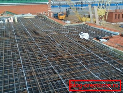 Na fotografiji - postavitev grelne žice Na fotografiji - postavitev grelne žice