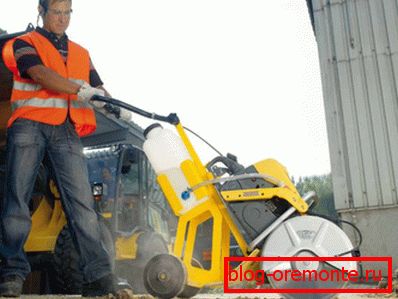 V rezkarju za fotografiranje pločnikov na kolesni plošči V rezkarju za fotografiranje pločnikov na kolesni plošči