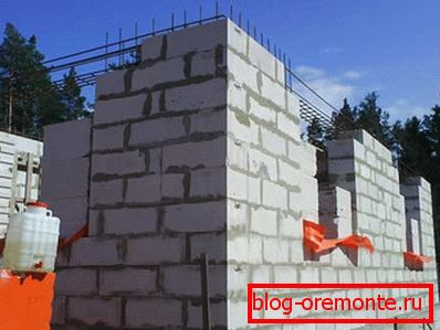 Na fotografiji - gradnja nosilnih sten na betonskem temelju Na fotografiji - gradnja nosilnih sten na betonskem temelju