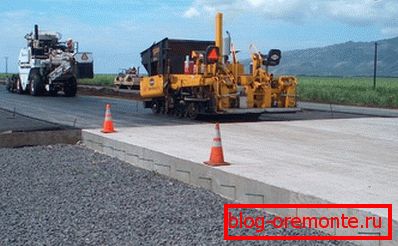 Na fotografiji - priklop betonske plošče z asfalta Na fotografiji - priklop betonske plošče z asfalta