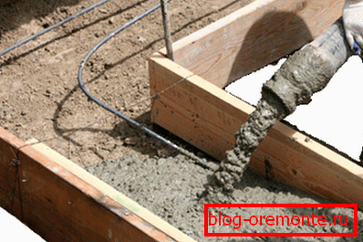 V foto-beton betonu v leseno oplato z vgrajeno armaturo V foto-beton betonu v leseno oplato z vgrajeno armaturo