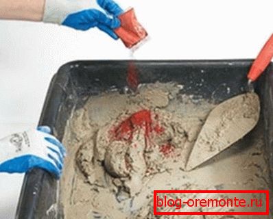 Pri fotografiranju mešanja suhega pigmenta v cementno-pesceni malti Pri fotografiranju mešanja suhega pigmenta v cementno-pesceni malti
