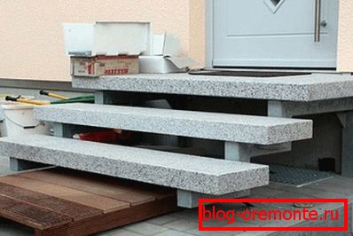 Na sliki so prikazani armirani betonski koraki na kovinski varjeni konstrukciji Na sliki so prikazani armirani betonski koraki na kovinski varjeni konstrukciji