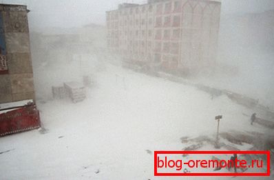 Na fotografiji - zima v Anadyrju. V januarju se temperatura zmanjša na -45 stopinj. Na fotografiji - zima v Anadyrju. V januarju se temperatura zmanjša na -45 stopinj.