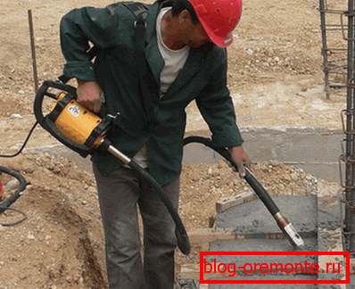 Na fotografiji - z uporabo prenosnega vibratorja za beton Na fotografiji - z uporabo prenosnega vibratorja za beton