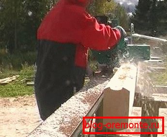 Na fotografiji - ena od vrst ročnih rezkalnikov, ki lahko obdelujejo različne vrste lesa Na fotografiji - ena od vrst ročnih rezkalnikov, ki lahko obdelujejo različne vrste lesa