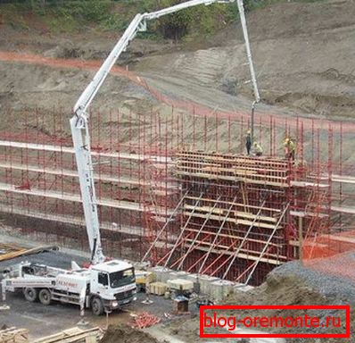 Na fotografiji - dobava rešitve neposredno na gradbišču. Na fotografiji - dobava rešitve neposredno na gradbišču.