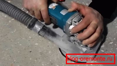 Na fotografiji - ročno brušite betonsko površino z odstranjevanjem prahu Na fotografiji - ročno brušite betonsko površino z odstranjevanjem prahu