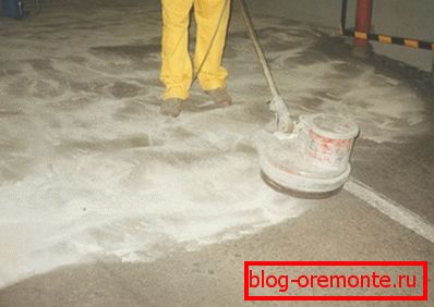 Na fotografiji je utrjevanje starega nadstropja v industrijskih prostorih Na fotografiji je utrjevanje starega nadstropja v industrijskih prostorih