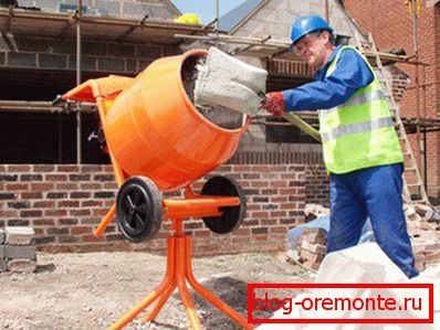 V betonskem betonskem mešalniku V betonskem betonskem mešalniku