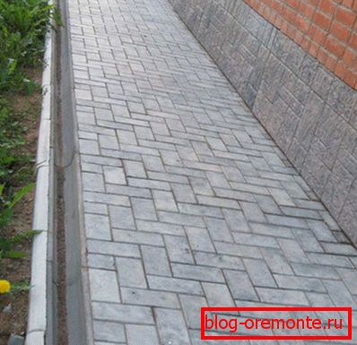 V foto tlaku, okrašen s tlakovci.