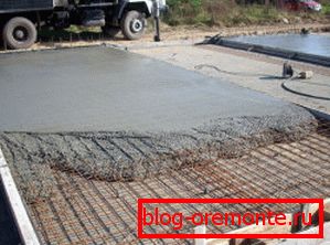 Na sliki je prikazano zalivanje ojačane monolitne plošče.