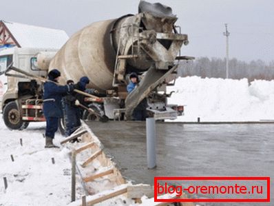 Fotografija prikazuje zlivanje monolitne podlage pozimi. Fotografija prikazuje zlivanje monolitne podlage pozimi.