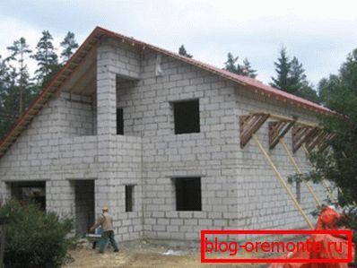 Na sliki je prikazana gradnja hiše iz garažnih betonskih blokov.