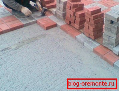 Fotografija prikazuje namestitev na betonski podlagi. Fotografija prikazuje namestitev na betonski podlagi.
