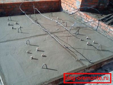 Na fotografiji: ustvarjanje ogrevalnega sistema zahteva določene stroške materiala in številna dela. Na fotografiji: ustvarjanje ogrevalnega sistema zahteva določene stroške materiala in številna dela.