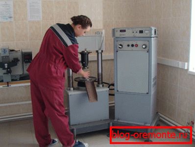 Na fotografiji: samo laboratorijski testi lahko natančno določijo znamko betona. Na fotografiji: samo laboratorijski testi lahko natančno določijo znamko betona.